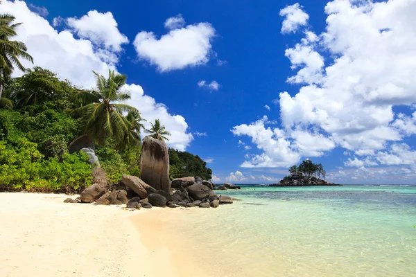 Playa Perfecta Seychelles Con Arena Blanca Aguas Turquesas Palmeras Cielo —  Fotos de Stock