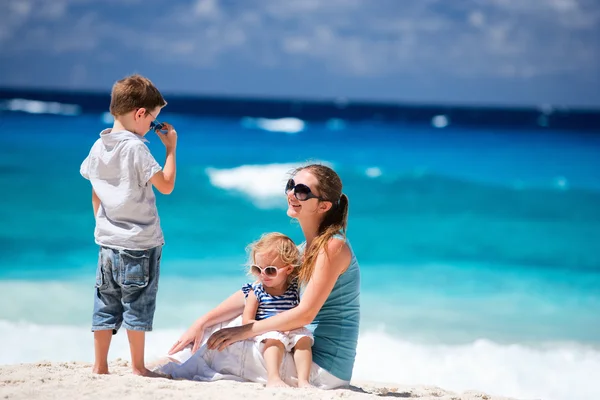 Mãe com crianças na praia tropical — Fotografia de Stock