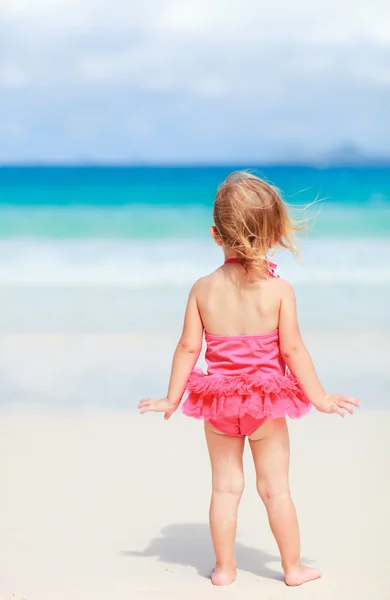 热带海滩上的小女孩 — 图库照片