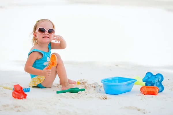 Urocza Dziewczynka Bawiąca Się Zabawkami Plaży Białym Piasku — Zdjęcie stockowe
