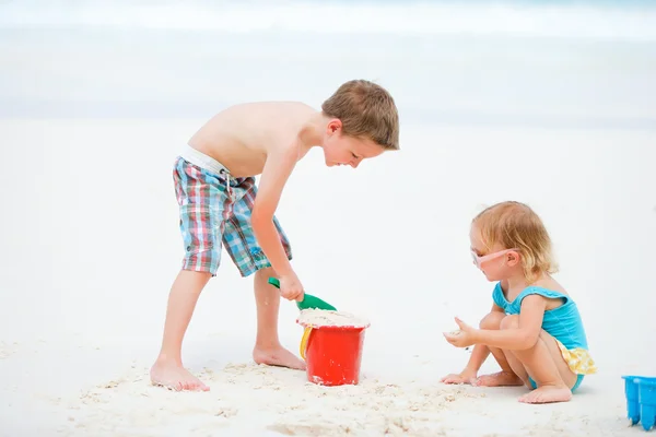 弟弟和妹妹热带海滩上一起玩 — 图库照片