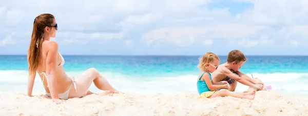 Anne ve iki çocuğu tropikal plaj — Stok fotoğraf