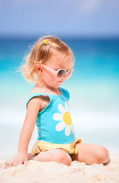 Roztomilé Batole Dívka Tropické Pláži Hraní Pískem — Stock fotografie