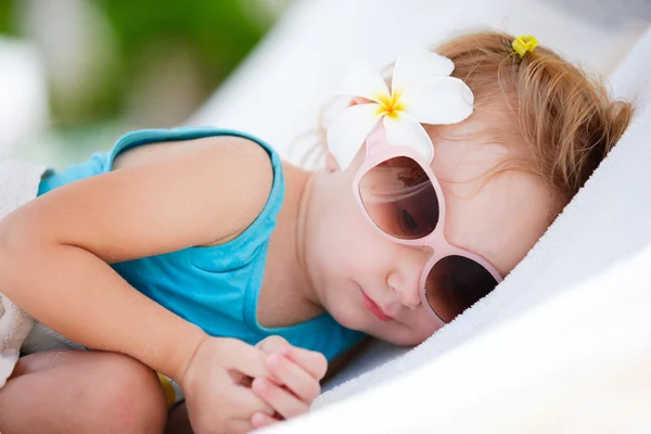 Kislány pihenési-strandon — Stock Fotó