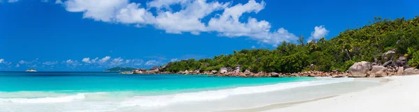 昂斯拉齐奥海滩在塞舌尔普拉兰岛上的全景 — 图库照片