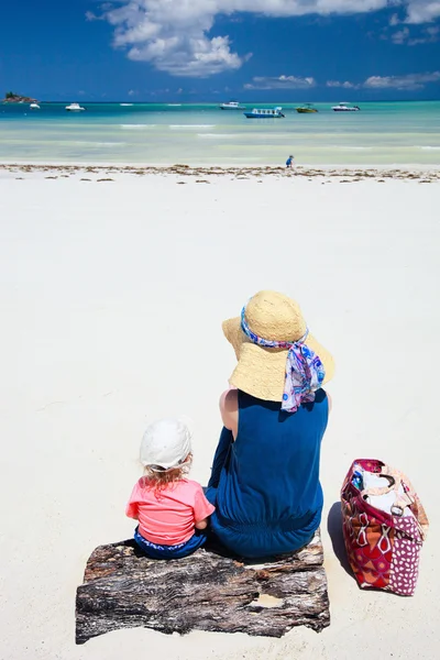 母亲和女儿在海滩度假 — 图库照片
