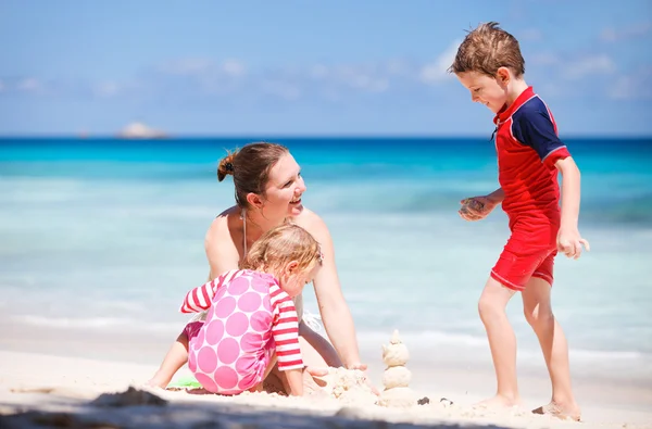 Junge Mutter Und Ihre Zwei Kinder Bauen Sandburg Strand — Stockfoto