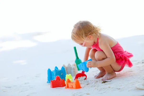 Beyaz Kumsalda Plaj Oyuncaklarıyla Oynayan Sevimli Bir Kız — Stok fotoğraf