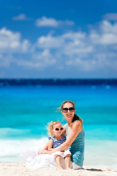 Moeder en dochter op strand — Stockfoto