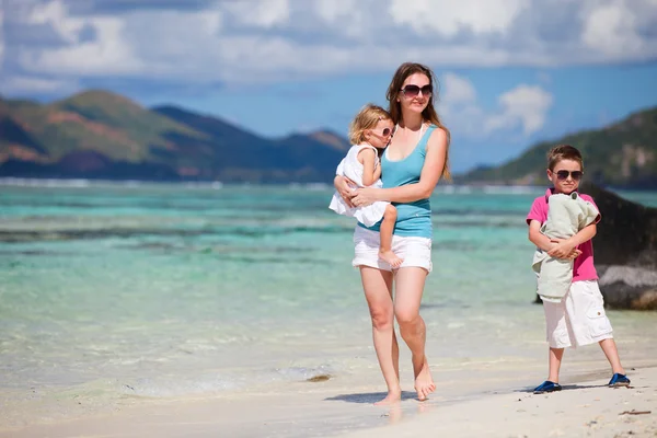 带着儿子和女儿去海滩度假的母亲 — 图库照片