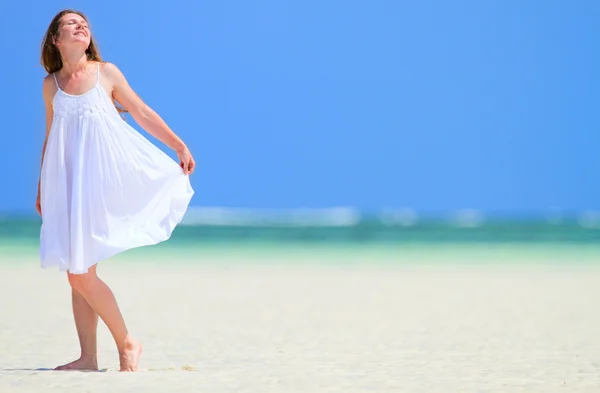 Жінка насолоджується пляжною відпусткою — стокове фото