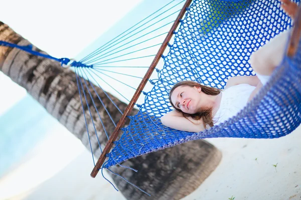 年轻漂亮的女人在吊床在热带海滩放松 — 图库照片