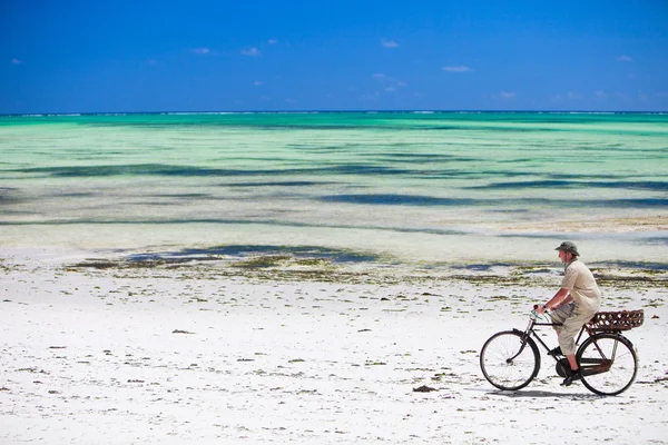 在海滩上骑自行车的人 — 图库照片