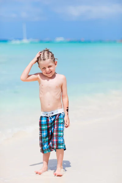有趣的头发样式站在热带海滩的可爱小男孩 — 图库照片