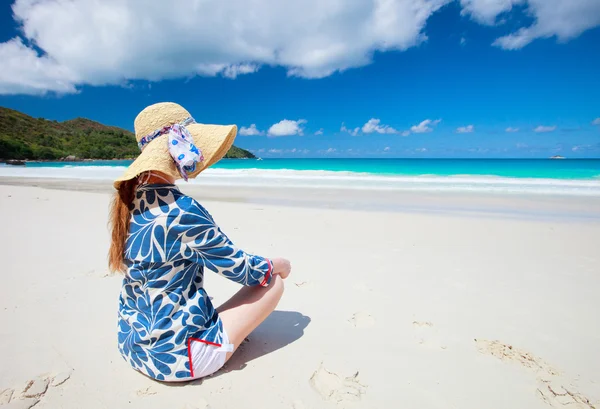Junge Frau Entspannt Sich Tropischen Strand Auf Den Seychellen — Stockfoto