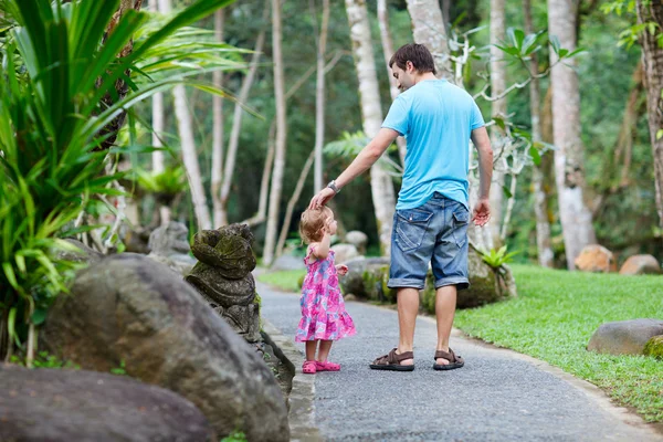 父と熱帯公園で散歩をして彼は小さな娘 — ストック写真