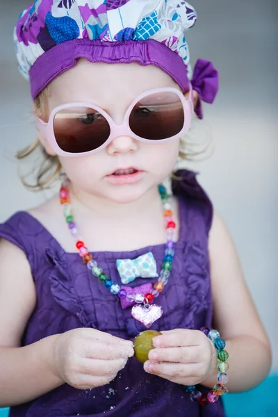 服を着た愛らしい幼児の女の子の空想の肖像画 — ストック写真