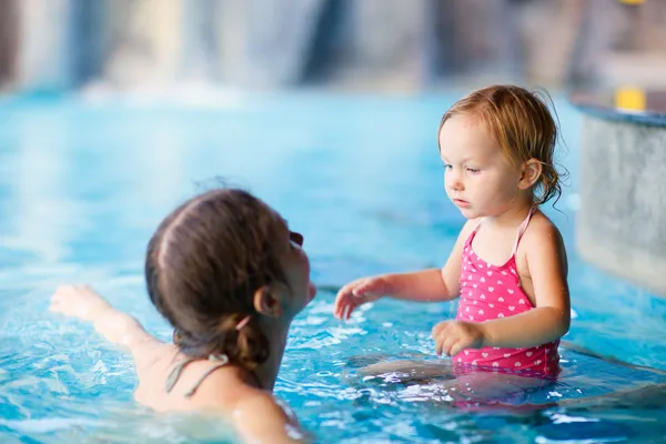 Moeder Dochter Spelen Water Het Zwembad — Stockfoto