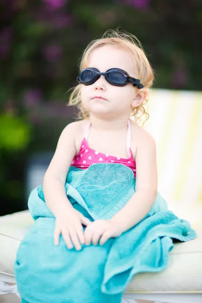 游泳眼镜的小女孩 — 图库照片