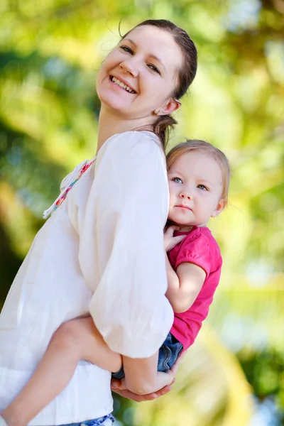 Porträt von Mutter und Tochter — Stockfoto