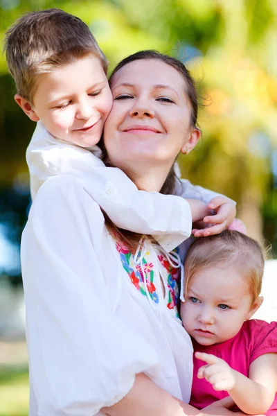 彼女の 人の子供を幸せな若い母親の夏家族の肖像画 — ストック写真