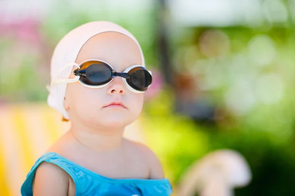 关闭的黑色游泳眼镜的可爱小女孩 — 图库照片