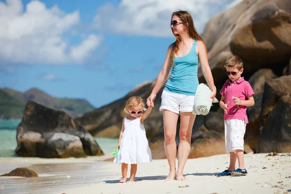 Moeder en kinderen op vakantie — Stockfoto