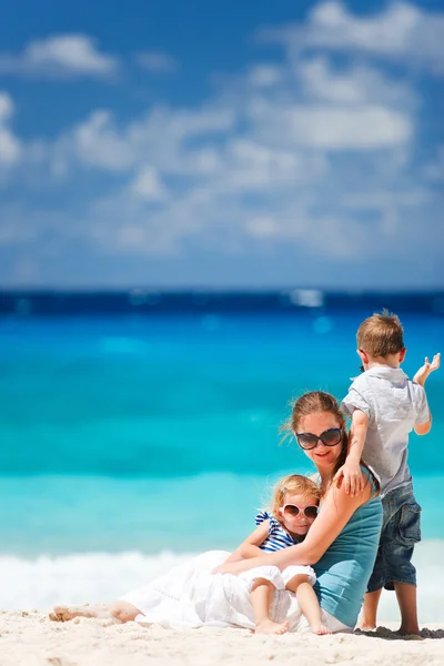 Mutter Mit Sohn Und Tochter Strandurlaub — Stockfoto
