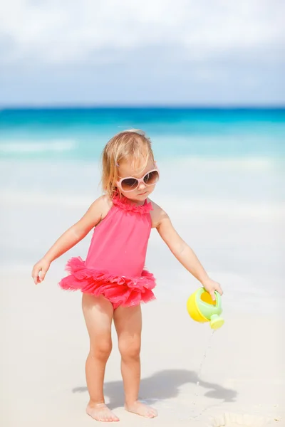 愛らしい幼児女の子遊びますとともにビーチおもちゃオン白い砂のビーチ — ストック写真