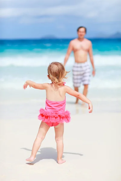 Vater Und Kleine Tochter Amüsieren Sich Strand — Stockfoto