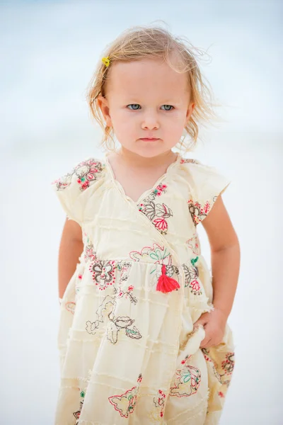 Aranyos Kislány Portréja Szabadban Nyári Napon — Stock Fotó