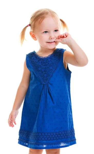 白で隔離される青いドレスの愛らしい幼児の女の子のスタジオの写真 — ストック写真