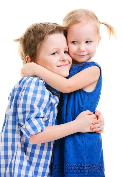 Hermano Cariñoso Hermana Pequeña Abrazándose Aislado Sobre Blanco — Foto de Stock