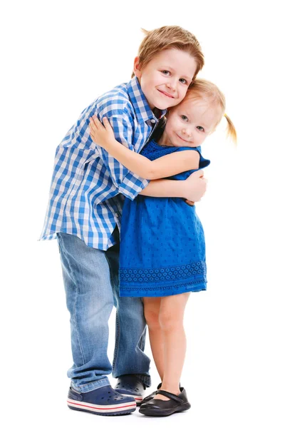 爱的弟弟和小妹妹拥抱白上孤立 — 图库照片