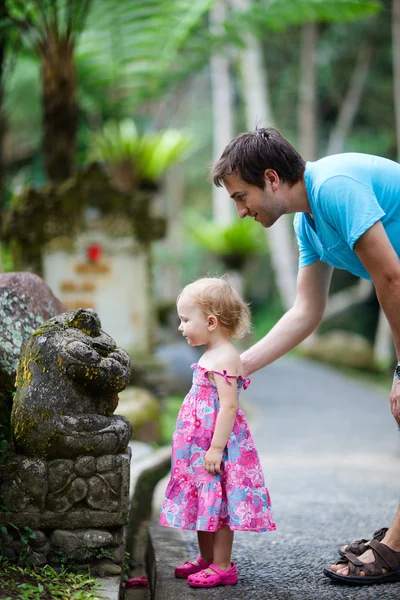 巴厘岛快乐的父亲和他可爱的小女儿 — 图库照片