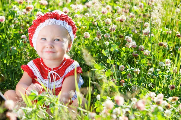 夏天的迷人的蹒跚学步女孩在草地上的肖像 — 图库照片