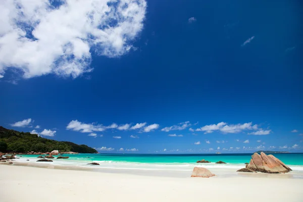Seyşeller çarpıcı tropikal plaj — Stok fotoğraf