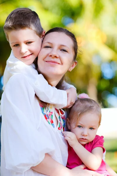 肖像快乐妈妈和她的两个孩子户外活动在夏季的一天 — 图库照片