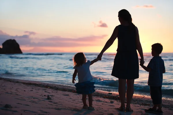 Moeder Twee Kinderen Silhouetten Strand Bij Zonsondergang — Stockfoto
