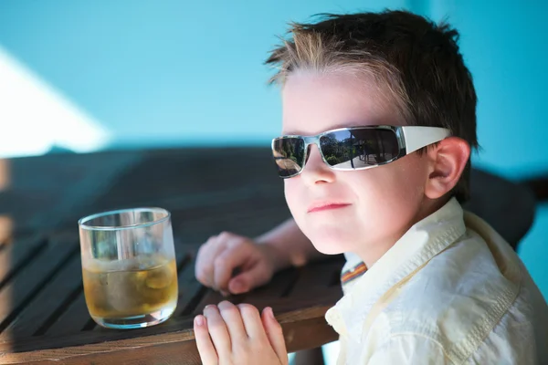 Retrato Menino Elegante Óculos Sol Beber Suco Maçã — Fotografia de Stock