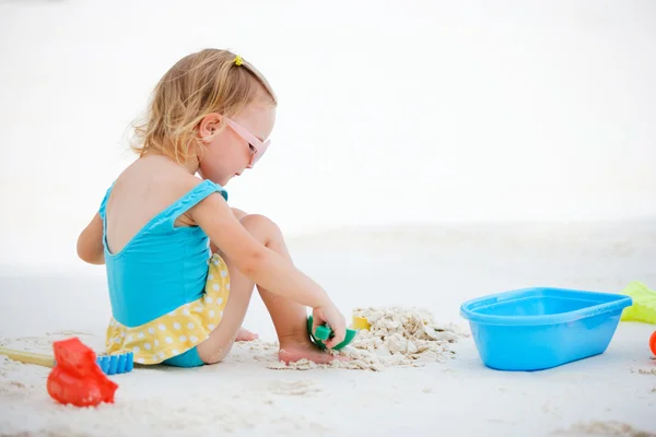 Kumsalda oynarken küçük kız — Stok fotoğraf