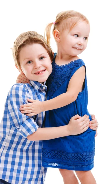 Abraços de irmão e irmã — Fotografia de Stock