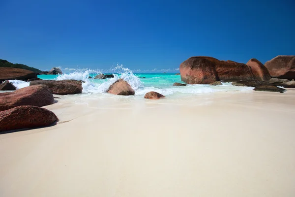 Hermosa costa rocosa en Seychelles — Foto de Stock
