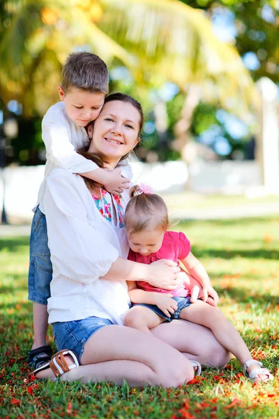 Летний Семейный Портрет Счастливой Молодой Матери Двумя Детьми — стоковое фото