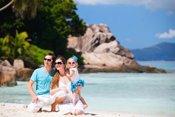 Familia joven de vacaciones — Foto de Stock