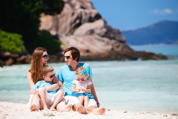 Tatilde iki çocuklu aile — Stok fotoğraf