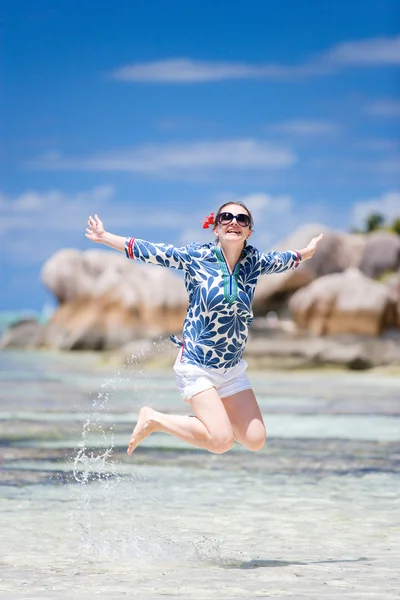Mulher Feliz Pulando Anse Fonte Argent Praia Seychelles — Fotografia de Stock