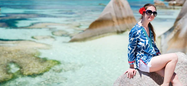 Kobieta Siedzi Szczycie Skały Granitowe Plaży Anse Źródła Argent Seszele — Zdjęcie stockowe