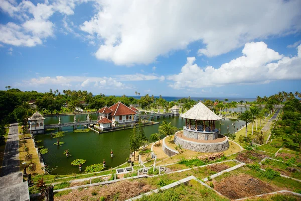 东方巴厘岛宫和公园景观 — 图库照片