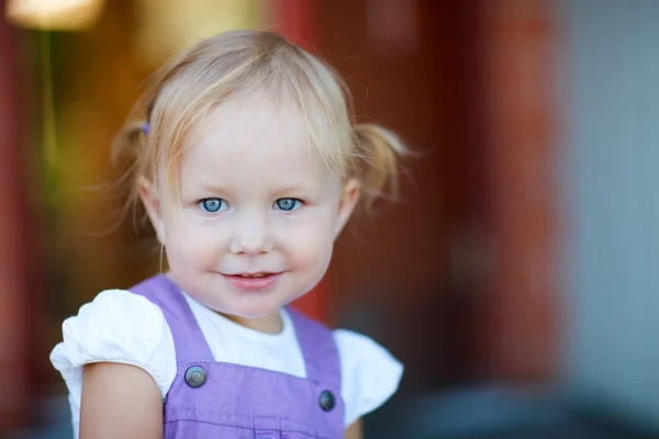 Portret van schattig speelse meisje — Stockfoto